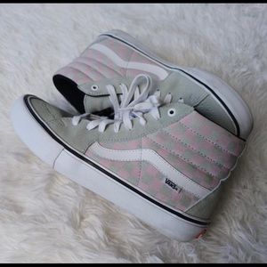 Mens Pro-classic hi-top skateboard shoes.